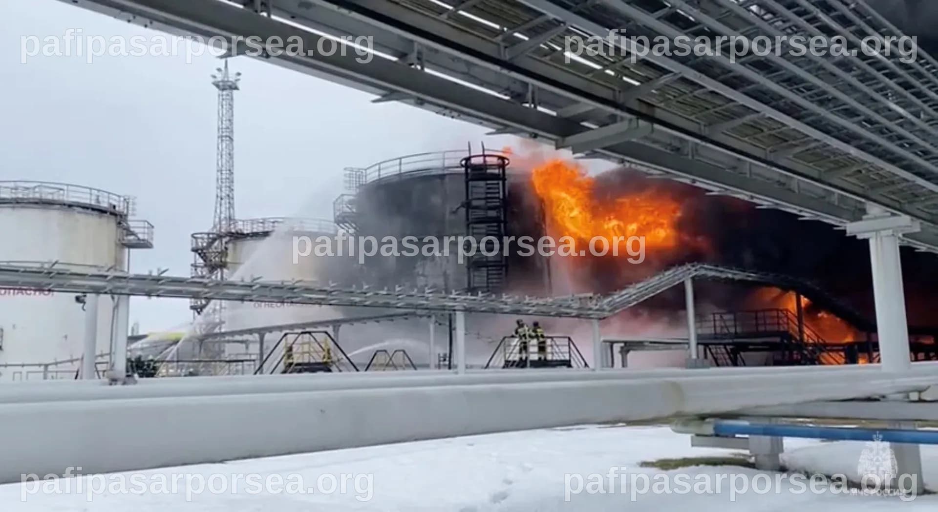 Droni ucraini incendiari colpiscono deposito di petrolio russo dopo il lancio di nuovi missili ipersonici da parte di Mosca